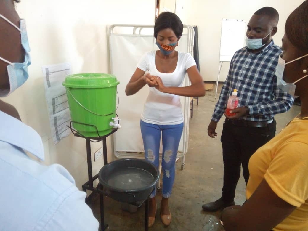 Součástí projektu v Zambii byla školení o správné hygieně a chudé rodiny dostaly sady na mytí rukou.