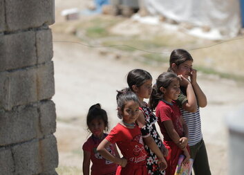Charita opravuje přístřešky pro vysídlené rodiny v iráckém Dahúku