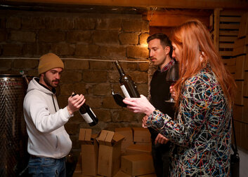 24letý Akaki prodává tradiční gruzínské víno na evropském a asijském trhu