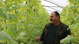 Islámský stát vypálil jeho dům i pole. Dnes má Azad díky Charitě nový skleník a bohatou úrodu