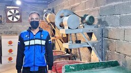 Kamal z Iráku si díky pomoci Charity otevřel obchod se sladkostmi, kde zaměstnává další lidi z okolí