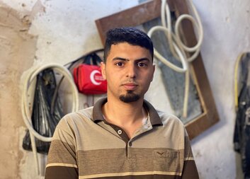 Thaer z Iráku si díky podpoře Charity našel zaměstnání v dílně. Může tak zabezpečit svou rodinu