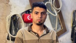 Thaer z Iráku si díky podpoře Charity našel zaměstnání v dílně. Může tak zabezpečit svou rodinu