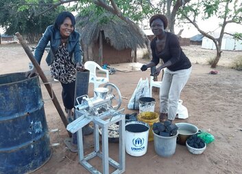 Uprchlice Elizabeth a Sophia bojují proti kácení stromů v Zambii