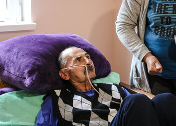 Ruslan suffered severe burns when his house in Ukraine was bombed. Thanks to Caritas Czech Republic, he can afford medical care