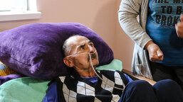 Ruslan suffered severe burns when his house in Ukraine was bombed. Thanks to Caritas Czech Republic, he can afford medical care