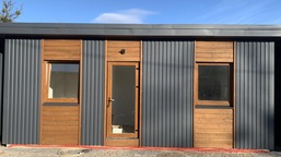 Charita Česká republika postavila na západě Ukrajiny modulární domy pro lidi prchající před válkou