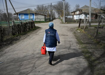 Nejdůležitější je si s nimi popovídat, říká pečovatelka o osamělých seniorech v Moldavsku 