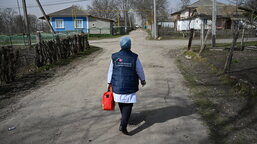 Nejdůležitější je si s nimi popovídat, říká pečovatelka o osamělých seniorech v Moldavsku 