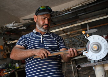 Meethaq from Iraq opened his own welding workshop thanks to Caritas Czech Republic