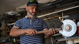 Meethaq from Iraq opened his own welding workshop thanks to Caritas Czech Republic