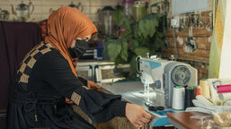 Bidaa z Iráku si díky Charitě vydělává jako švadlena a plánuje studovat na univerzitě