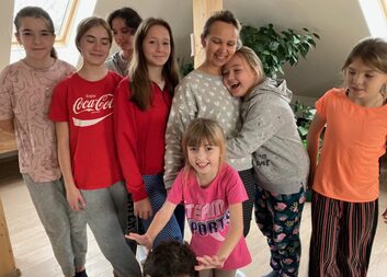 Hlídací pes: Reportáž z vesnice Serednje na západě Ukrajiny, kde pomáhá Charita Česká republika