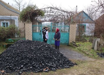 Charita pomáhá lidem na Ukrajině překonat zimu 