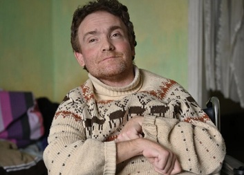 Mihai se bez pomoci pečovatelek neobejde. Díky Charitě má zajištěnou zdravotní a sociální péči 