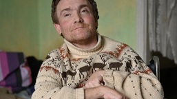 Mihai se bez pomoci pečovatelek neobejde. Díky Charitě má zajištěnou zdravotní a sociální péči 