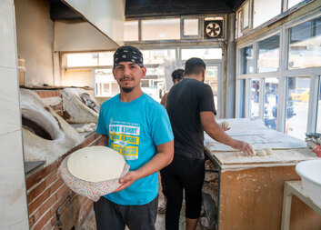 Peču chleba, jak jsem si vždy přál, říká mladý Iráčan Saman
