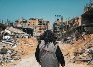 Válka v Gaze: Situace zůstává kritická, největším problémem jsou aktivní boje, které komplikují dodávku humanitární pomoci, říká Kateřina Velíšková z Charity Česká republika 