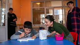 Jak Charita pomáhá zlepšovat ranou péči pro děti v Gruzii