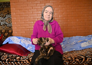 Eugenia z Moldavska to má do nejbližší nemocnice 40 kilometrů. Díky Charitě má zajištěnou zdravotní péči z pohodlí domova