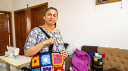 Musela začít od nuly. Dnes je Iqbal z Iráku úspěšnou švadlenou