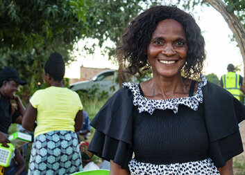 Edith ze Zambie naučila stovku lidí ve své vesnici společně spořit díky Charitě  