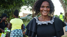 Edith ze Zambie naučila stovku lidí ve své vesnici společně spořit díky Charitě  