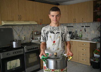 Snad si jednou otevřu vlastní pizzerii, říká šestnáctiletý Ivan z Mariupolu, který přišel ve válce o rodiče. Se splněním jeho snů mu teď pomáhá Charita