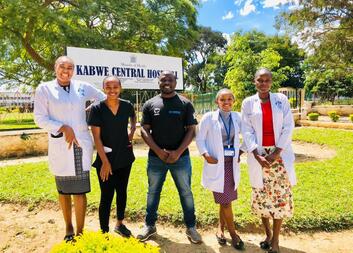 Poznejte Charitu: Seznamte se s týmem, který pomáhá uprchlíkům v Zambii studovat na vysokých školách