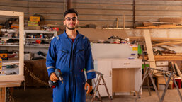 Z popela války zpět ke dřevu. Jak Rama obnovil rodinné truhlářství v Iráku