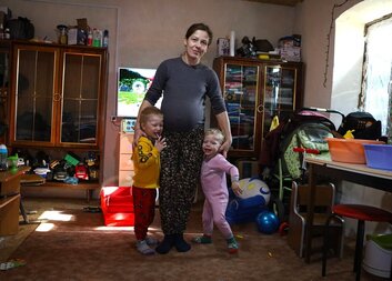 Válce navzdory se Liliino dítě narodilo v teple domova. I díky Charitě