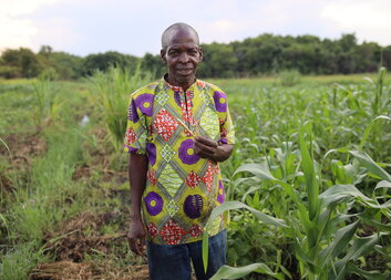 Farmer Enoch from Zambia is facing several challenges due to climate change. Caritas Czech Republic helped him farm sustainably  