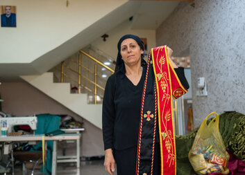 Chci si otevřít dílnu a pojmenovat ji po svém synovi, říká švadlena Najlaa z Iráku, která hledá novou naději po tragické ztrátě 