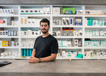 Nabaz opened a mobile shop in Iraqi Duhok thanks to Caritas Czech Republic 