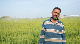Na tomhle poli hospodařila moje rodina po staletí, říká farmář Wamedh z Iráku a obává se dopadů změny klimatu 