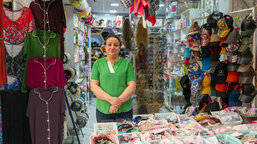 Tento obchod je můj splněný sen, říká Iráčanka Maha, která si díky podpoře Charity otevřela butik s kosmetikou 