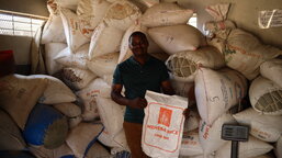 Za každým zrnkem rýže stojí lidé jako Mathews ze Zambie, který svou prací uživí celou svou rodinu 