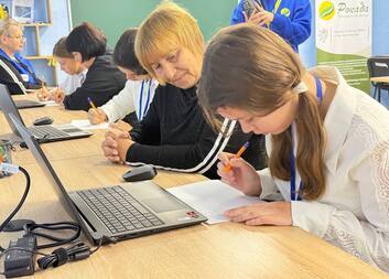 Výuka navzdory střelám a dronům. Na Ukrajině pomáháme nedaleko fronty zajistit bezpečné vzdělávání 