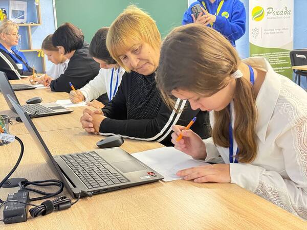 Hodiny navíc jsou založeny na bezpečí a podpoře