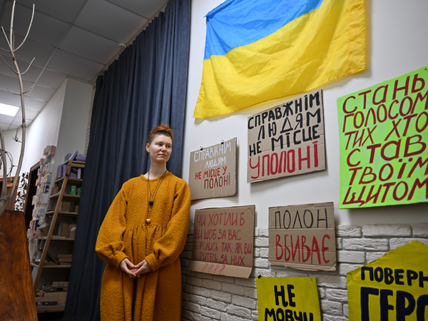 Na Ukrajině pomáhá lidem získat nové dovednosti