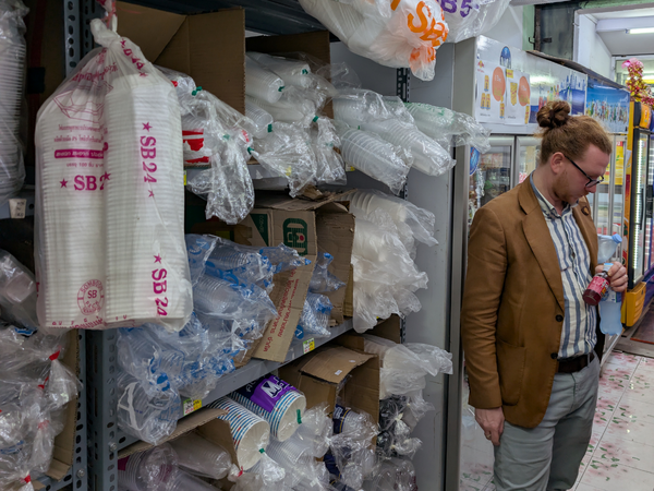 Děkan fakulty doc. Ing. Hynek Roubík, Ph.D. v laoském obchodě