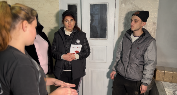 Mladý pár, Yevhen a Marjana, našli útočiště na vesnici