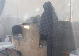 Nesreen postavila hliněnou pec a peče pro ostatní rodiny chleba