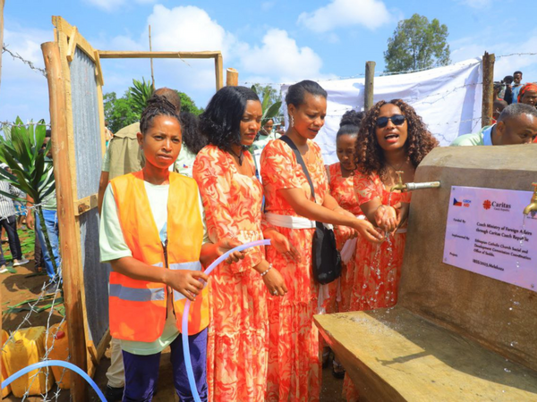 Almaz dnes působí jako komisařka ve své komunitě