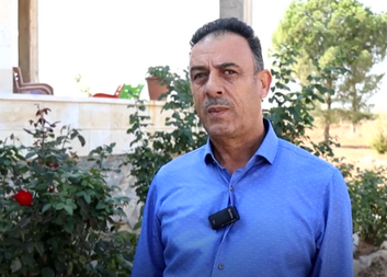 Dříve kupoval Majed ze Sýrie drahou vodu každé tři dny. Dnes díky Charitě čerpá vlastní 