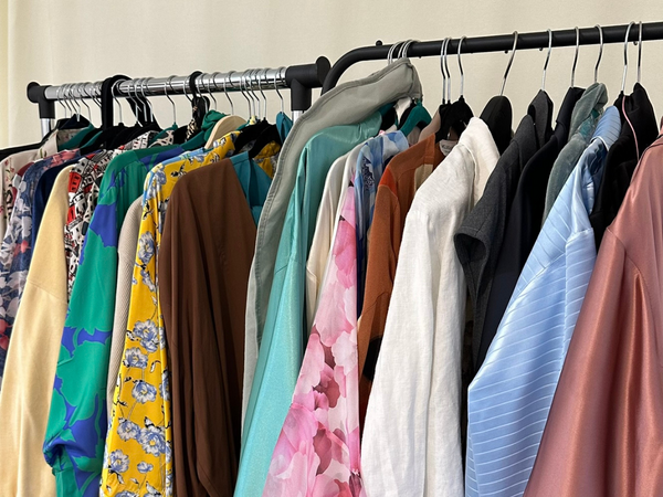 Rodina šije pohodlné každodenní i slavnostní oblečení z přírodních materiálů — župany, kimona, obleky a košile. 