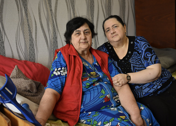 Výbuch vyrazil okna a dveře. Obyvatelé centra v Kryvém Rihu našli oporu v Charitě Česká republika 