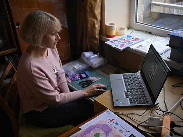 Tetiana si díky grantu mohla koupit počítař, vybavení i materiál k výrobě Tetiana si díky grantu mohla koupit počítař, vybavení i materiál k výrobě